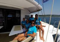 besætning i cockpit af trimaran sejlbåd